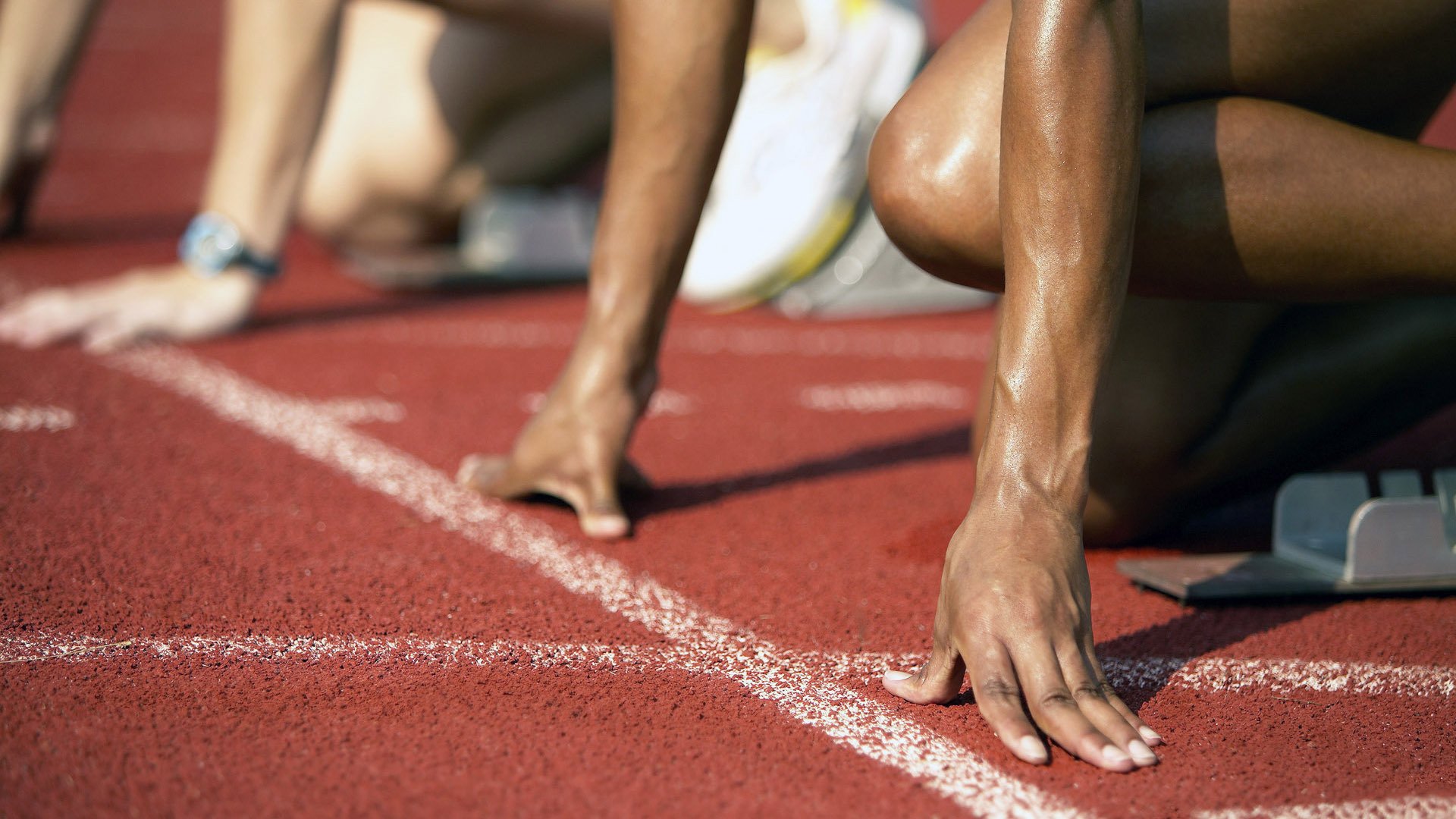 队医团队深夜加班处理伤病保障比赛期间人员健康